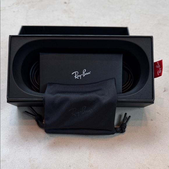 Ray-Ban Stories Wayfarer Box in Silver - Picture 10 of 11